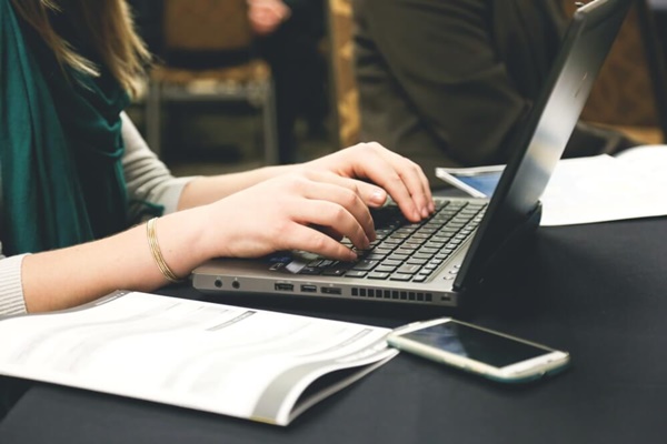 Học sinh, sinh viên thích viết lách thường chọn công việc cộng tác viên viết bài cho website để kiếm thêm thu nhập, trau dồi kỹ năng