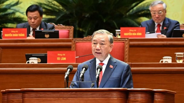 Đại biểu thảo luận s&ocirc;i nổi tại phi&ecirc;n họp Đại hội Đảng XIV