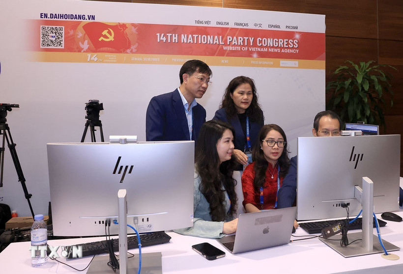 Ph&oacute;ng vi&ecirc;n TTXVN đang t&aacute;c nghiệp tại Trung t&acirc;m b&aacute;o ch&iacute; Đại hội.