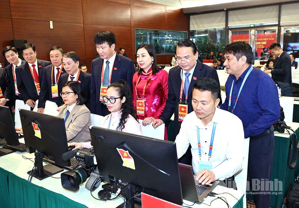 L&atilde;nh đạo tỉnh Ninh B&igrave;nh thăm hỏi v&agrave; động vi&ecirc;n c&aacute;c ph&oacute;ng vi&ecirc;n t&aacute;c nghiệp.