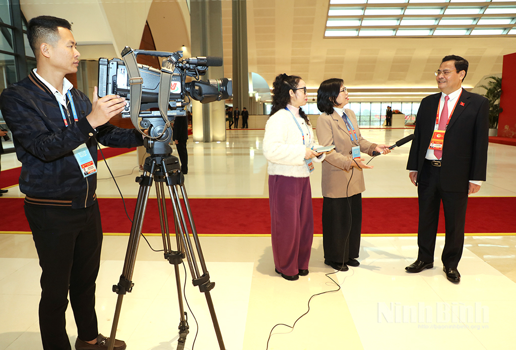 C&aacute;c ph&oacute;ng vi&ecirc;n bi&ecirc;n tập vi&ecirc;n tập trung t&aacute;c nghiệp tại trung t&acirc;m b&aacute;o ch&iacute;.