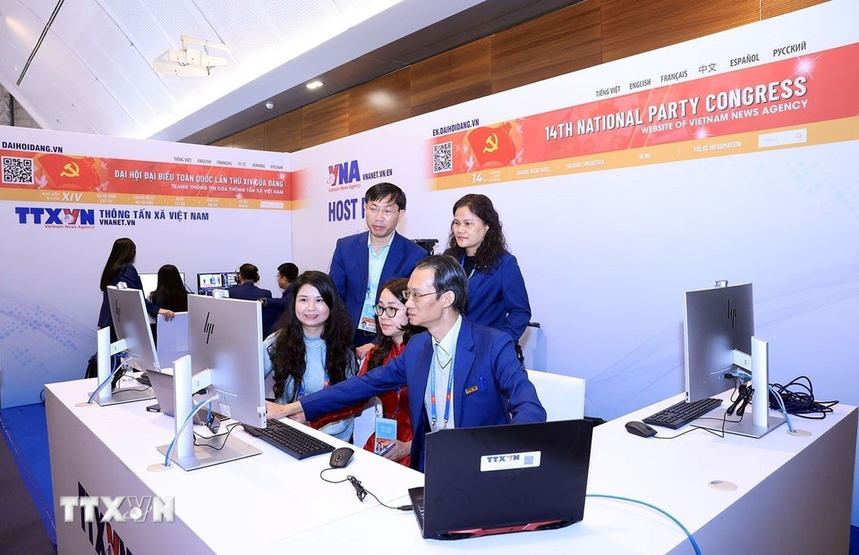 C&aacute;c nh&agrave; b&aacute;o đang tập trung l&agrave;m việc tại trung t&acirc;m b&aacute;o ch&iacute;.