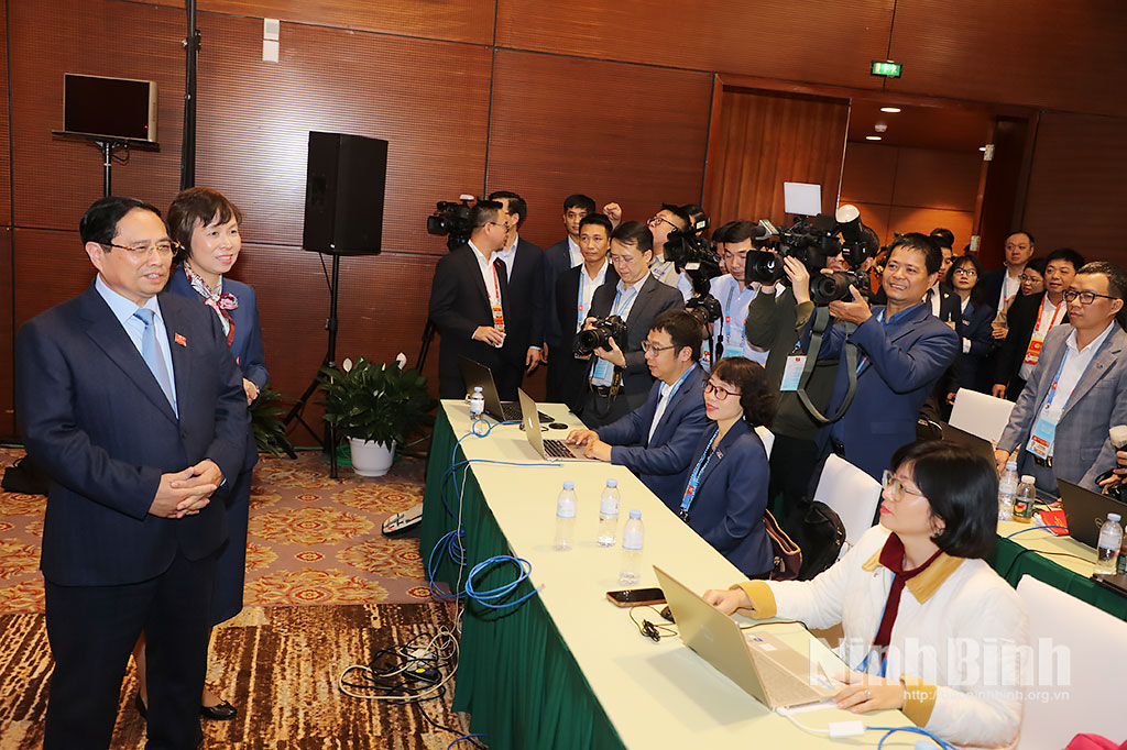 Thủ tướng Ch&iacute;nh phủ thăm hỏi v&agrave; động vi&ecirc;n đội ngũ ph&oacute;ng vi&ecirc;n b&aacute;o ch&iacute;.