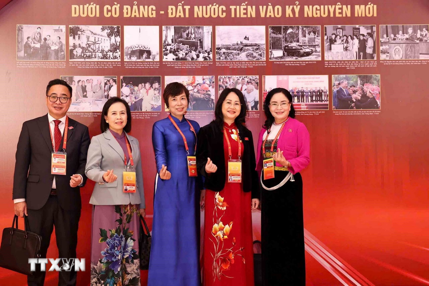 Đại biểu tham quan khu trưng b&agrave;y ảnh của Th&ocirc;ng tấn x&atilde; Việt Nam.