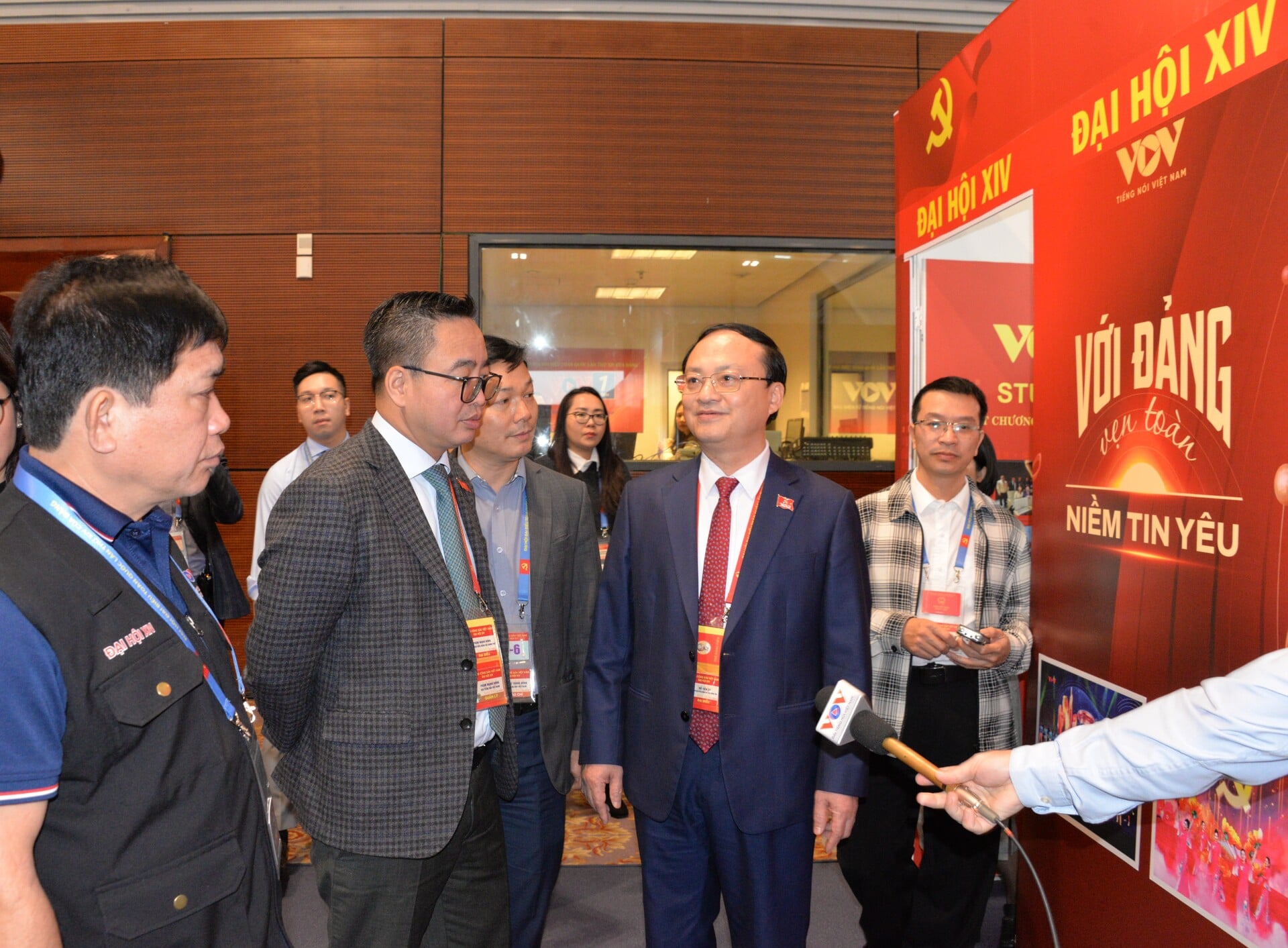 Đội ngũ VOV l&agrave;m việc tại Trung t&acirc;m B&aacute;o ch&iacute; Đại hội XIV