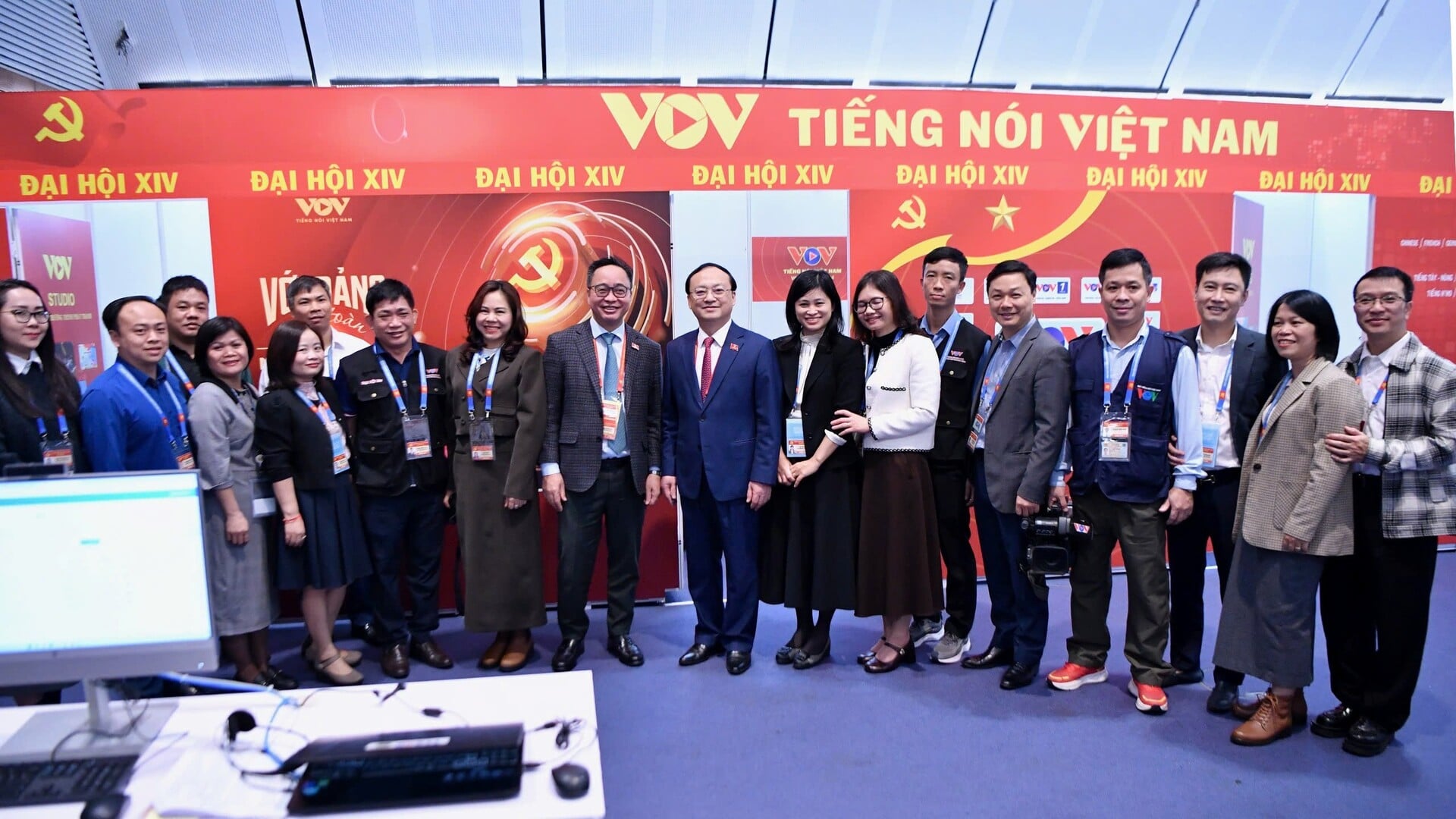 Tổng Gi&aacute;m đốc VOV Đỗ Tiến Sỹ thăm đội ngũ t&aacute;c nghiệp Đại hội XIV