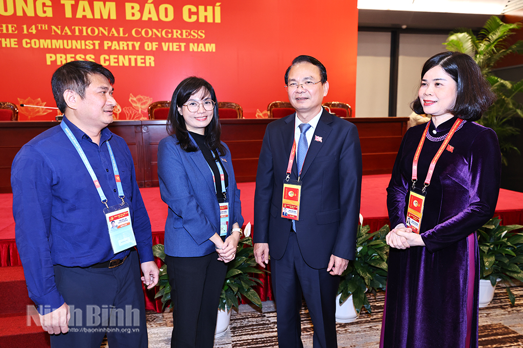 Đội ngũ ph&oacute;ng vi&ecirc;n chụp ảnh c&ugrave;ng l&atilde;nh đạo tỉnh tại trung t&acirc;m b&aacute;o ch&iacute;.