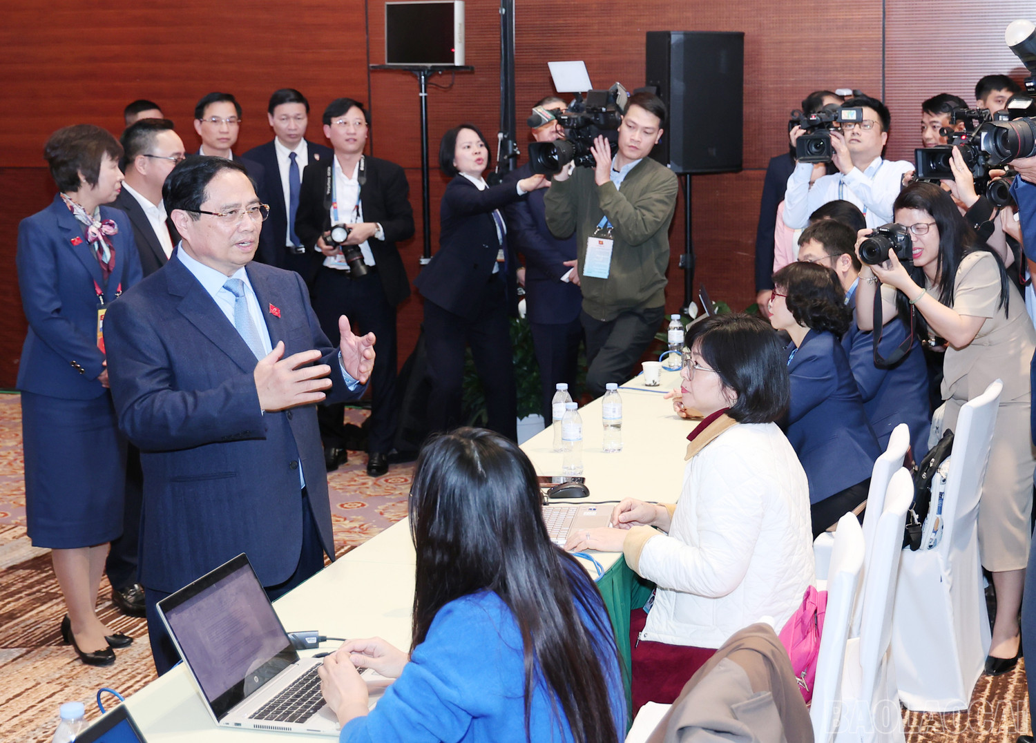 Thủ tướng Ch&iacute;nh phủ Phạm Minh Ch&iacute;nh thăm v&agrave; động vi&ecirc;n c&aacute;c nh&agrave; b&aacute;o tại Trung t&acirc;m B&aacute;o ch&iacute; Đại hội XIV.