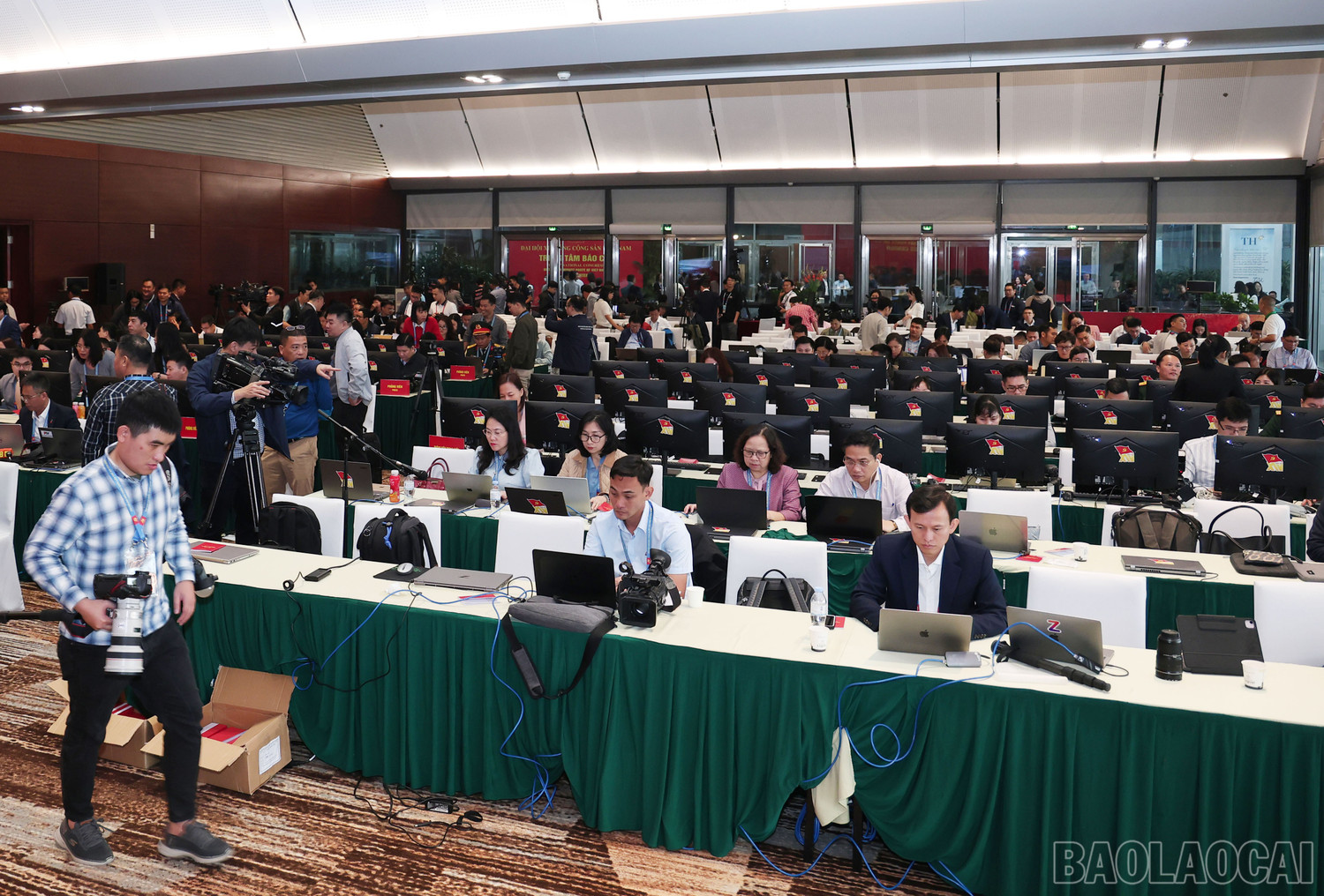 C&aacute;c nh&agrave; b&aacute;o trong nước v&agrave; quốc tế tập trung t&aacute;c nghiệp tại Trung t&acirc;m b&aacute;o ch&iacute;.